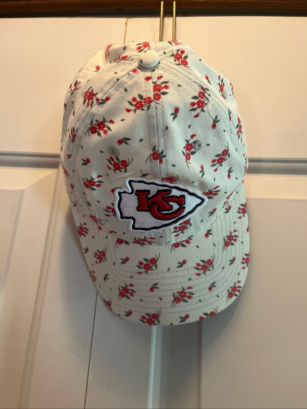 New Era Women’s Adjustable Kansas City Chiefs Flower Bloom Hat (off white/tan)